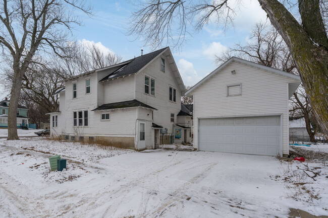 Building Photo - 629 3rd St NE