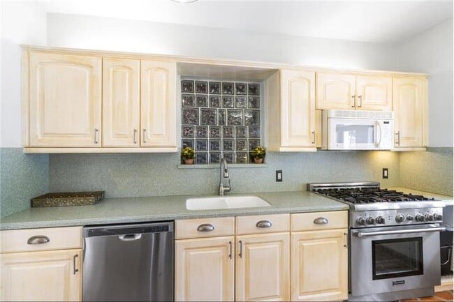 Building Photo - 400 33rd St