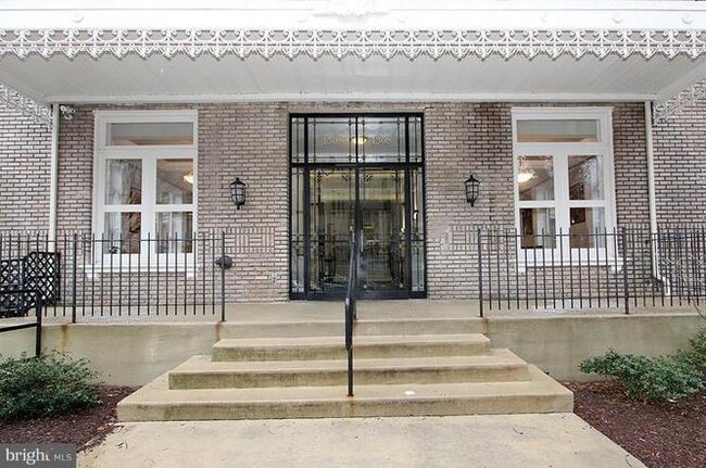 Stunning, renovated duplex condo - 1308 Clifton St NW Apartment