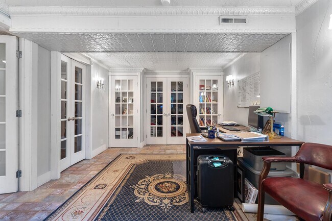 Building Photo - 15 Vichy Dr
