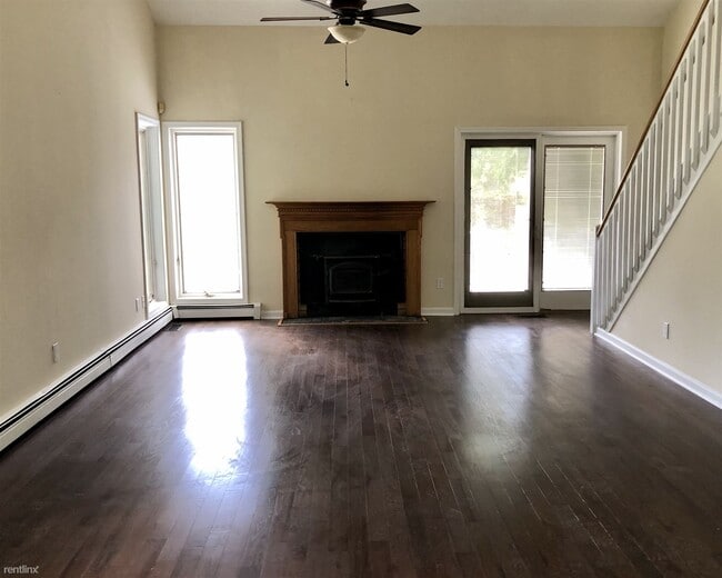 Building Photo - 3 br, 3 bath Townhome - 101 Glen Combe 101