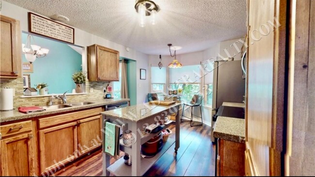Building Photo - Beautiful Updated 3 Bed 3 Bath Home in Ove...