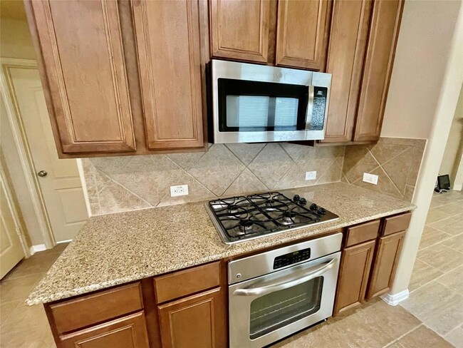 Foto del edificio - 2115 Mooncrest Dr