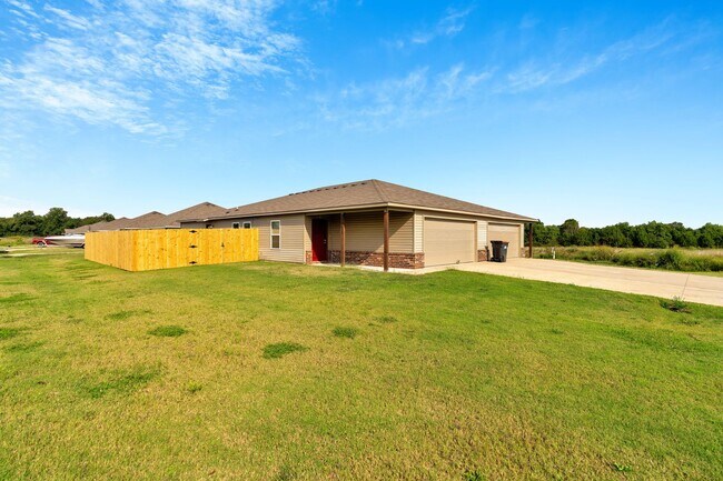 Foto del edificio - 3-bedroom 2 bath Duplex in Lincoln!! Newly Fenced Yard!