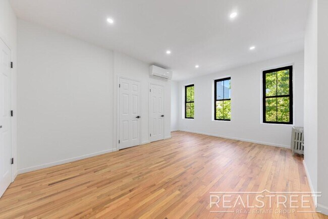 Foto del edificio - Brand New Upper Duplex in Bed Stuy Townhouse!