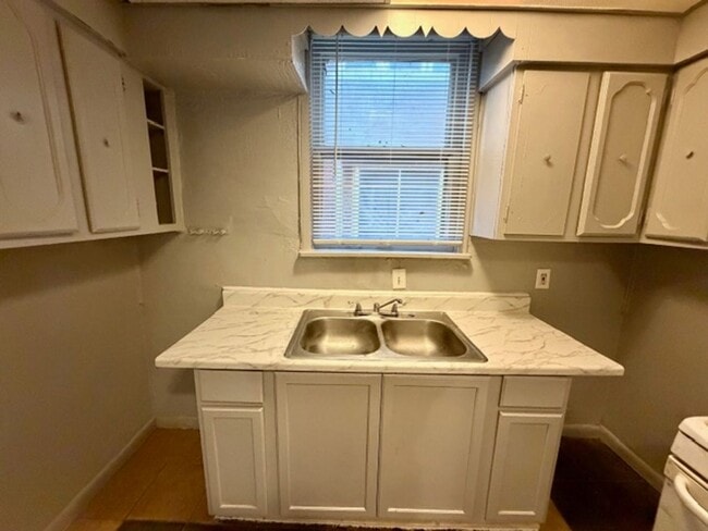 Building Photo - 2549 Highland St