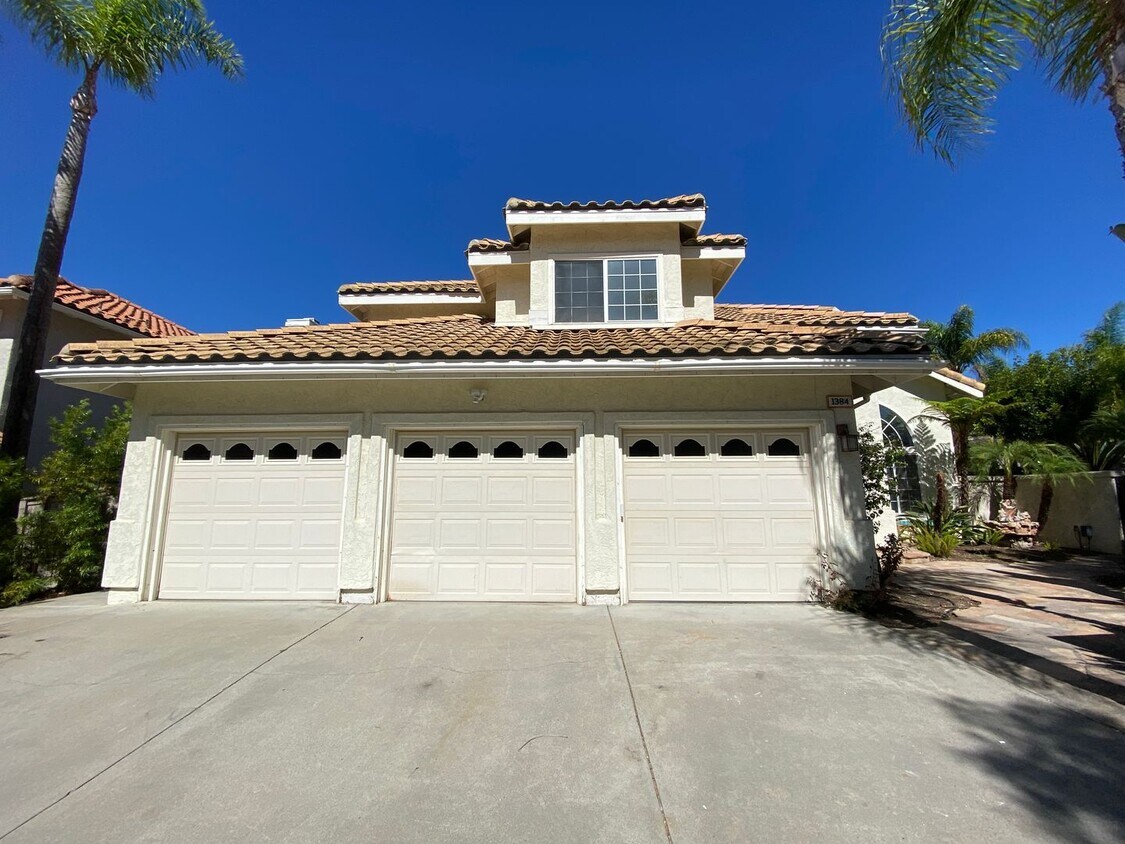 Primary Photo - Stunning 4 bedroom Home with a Pool locate...