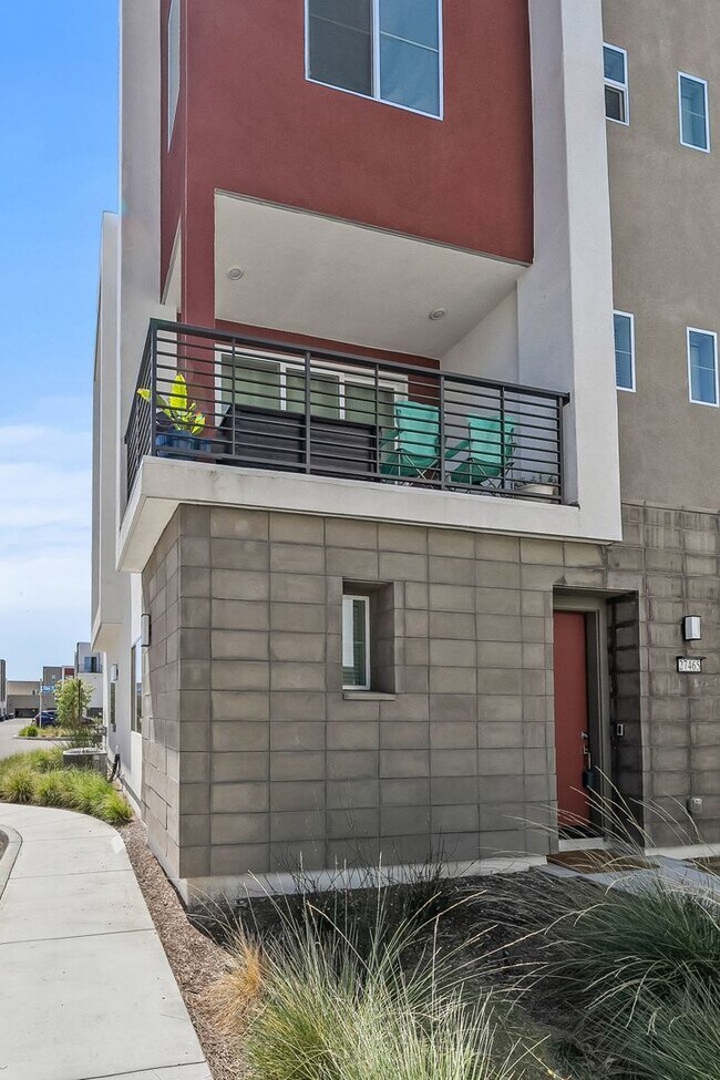 Foto del edificio - Exquisite Modern Townhome Nestled in the T...