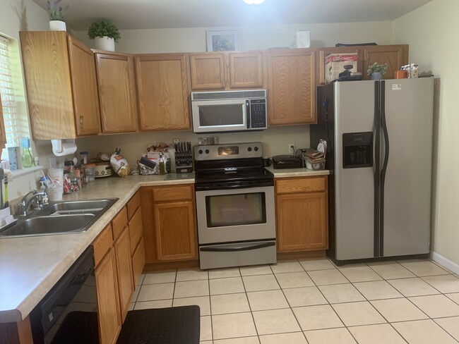 Building Photo - 211 Roseglade