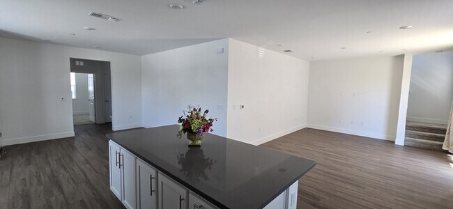 Foto del edificio - Lathrop - Gorgeous 5 Bedroom 3 Bathroom Home