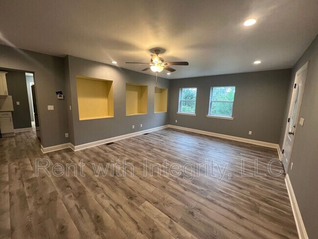 Building Photo - 2062 Hollywood Dr