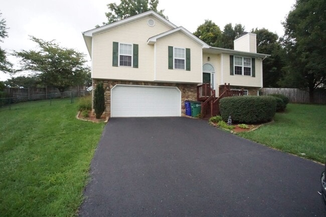 Building Photo - 3 Bed / 3 Bath. Pet Friendly. Easy access ...