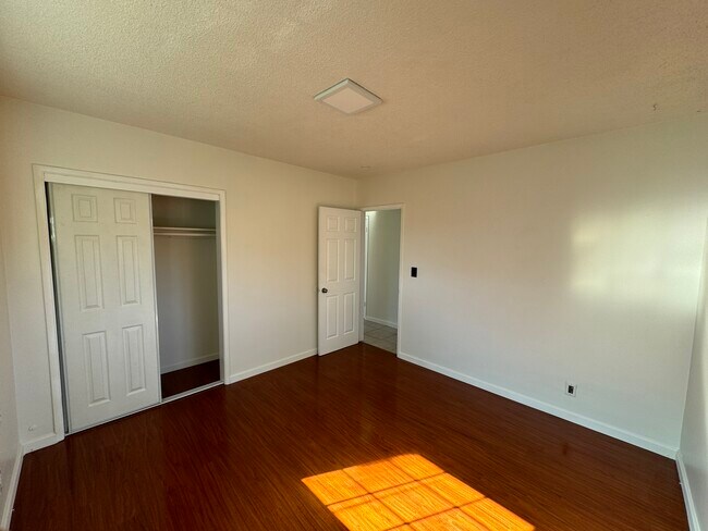 Foto del edificio - 831 W Walnut Ave