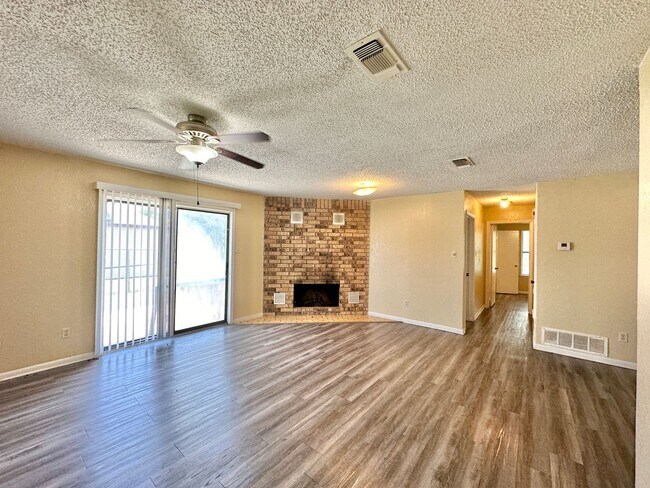 Foto del edificio - 708 Lisa Ln