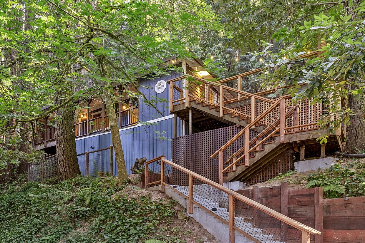 Primary Photo - Fully Furnished hillside 30+ day stay home...
