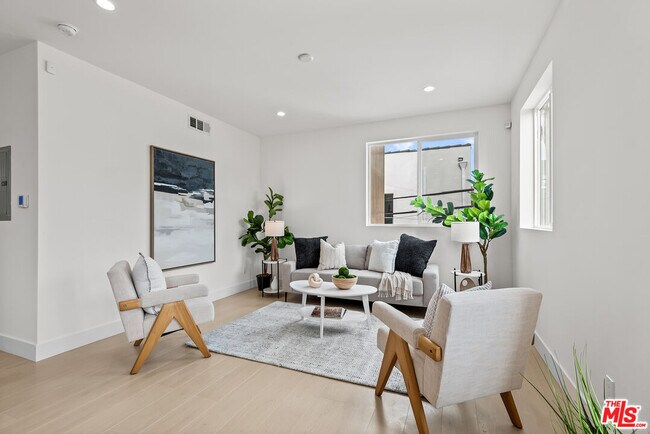 Foto del edificio - 3626 E 1st St