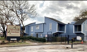 Building Photo - 5625 Antoine Dr