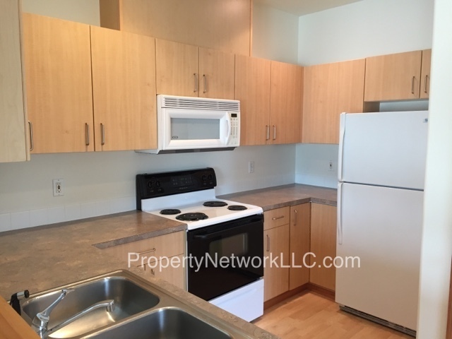Building Photo - Great 3 Bedroom Gresham Duplex