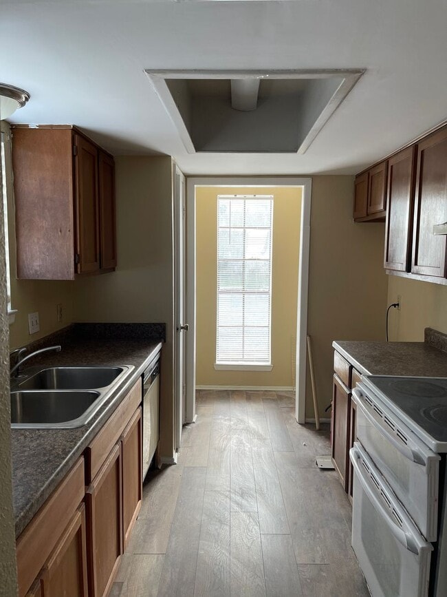 Building Photo - 2410 Capitan Dr
