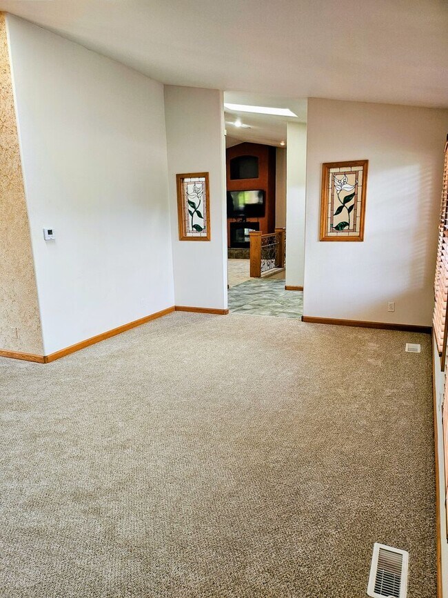Building Photo - ALL PROSPECTIVE TENANTS MUST SUBMIT A $58 ...