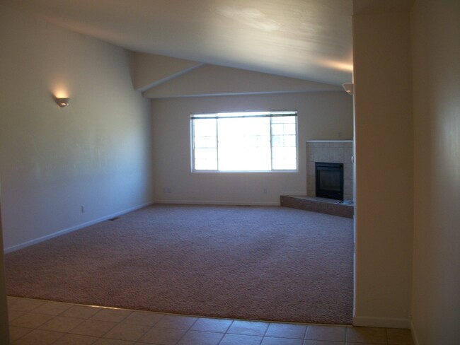 Foto del edificio - 4 Bedroom, 3 Bathroom Spacious Duplex