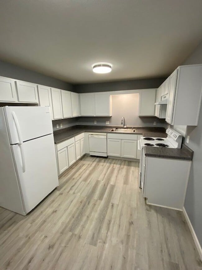 Building Photo - Adorable 3 Bedroom Duplex in Farmington!