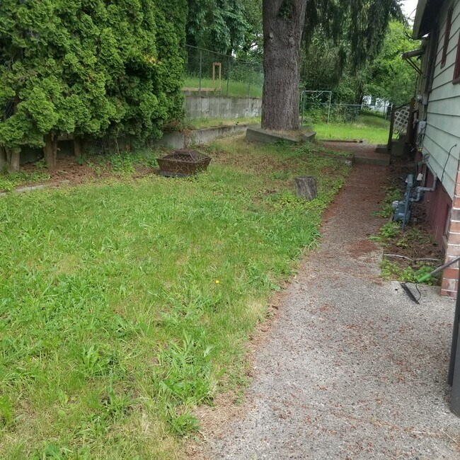 Foto del edificio - 2 bedroom with fully fenced yard in bremer...