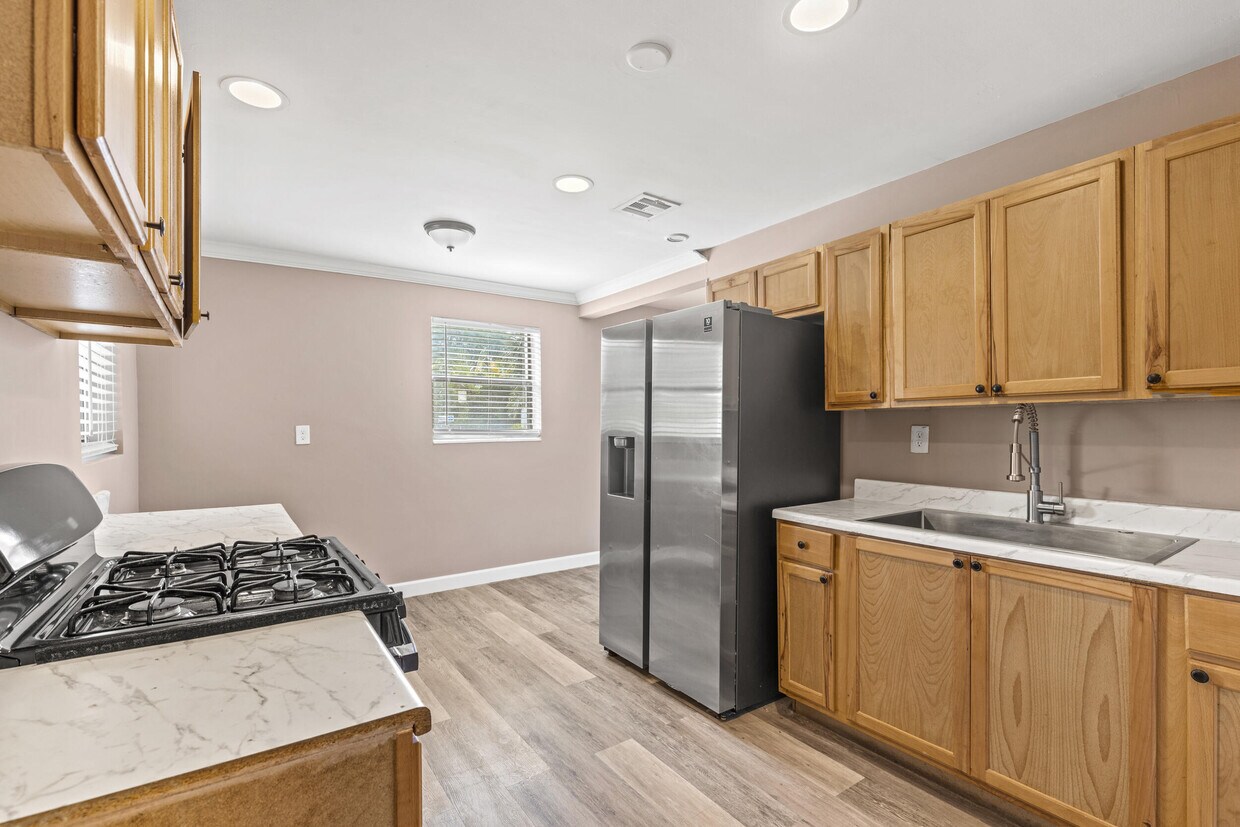 Foto principal - 3717 Pinewood Ave