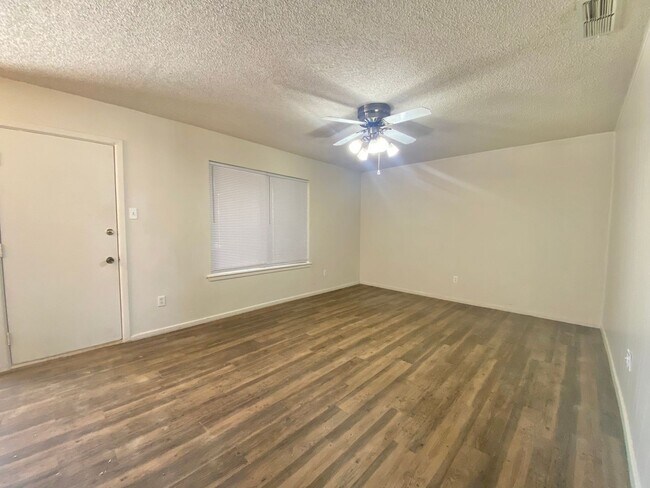 Foto del edificio - 3 bed 1.5 bath now available in Frenship