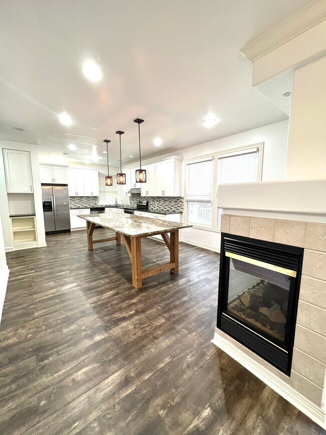 Building Photo - 1715 S 173rd Plz