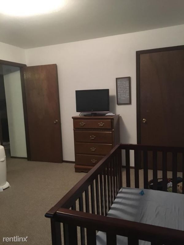 Foto del edificio - 3 br, 1.5 bath Apartment - 306 Dairyland Ave.