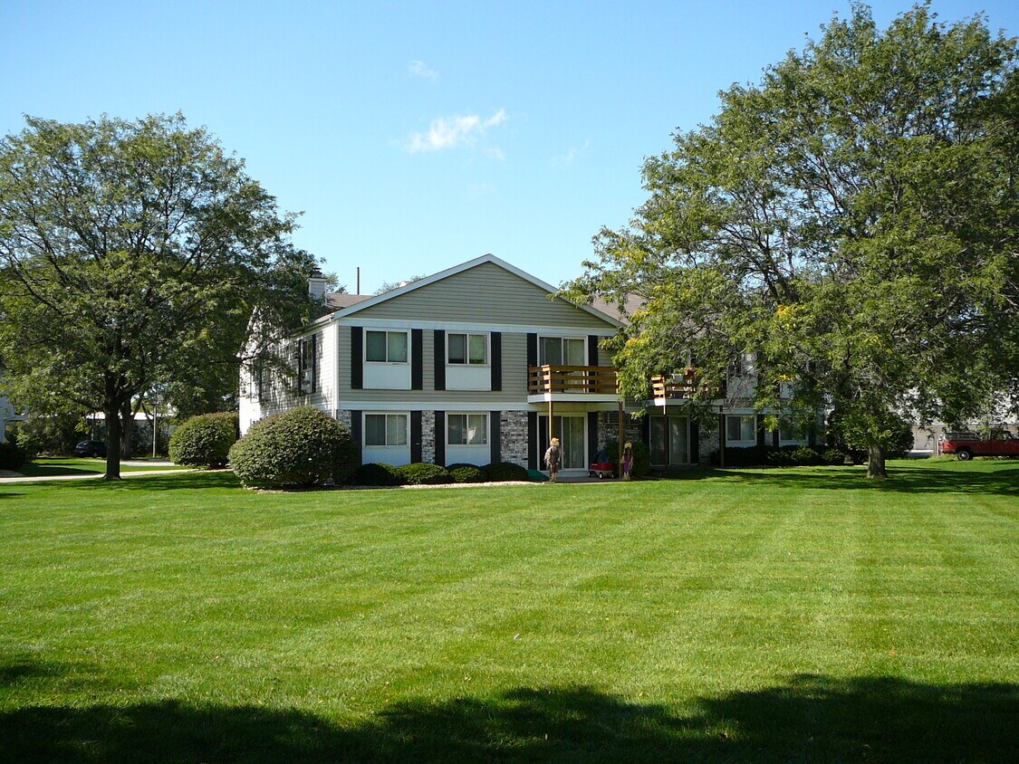 overlooks a large courtyard - 3030 Patty Ln