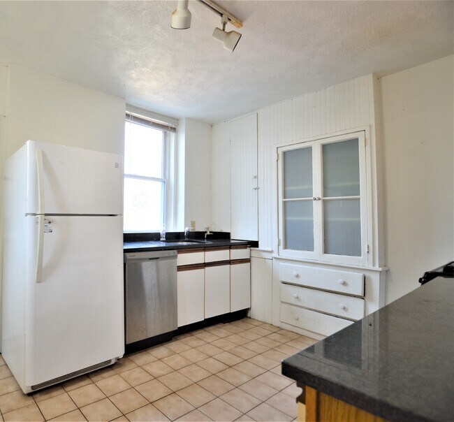 Building Photo - 48 Linden Pl