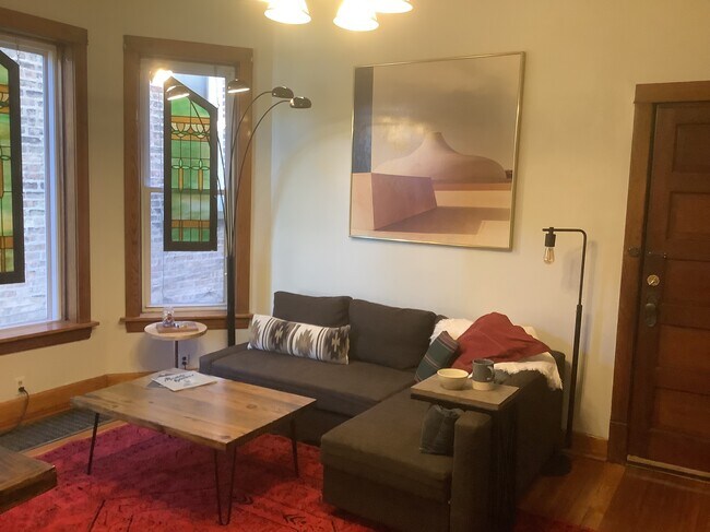 Sala de estar con paneles de vidrieras - 1913 N Kimball Ave