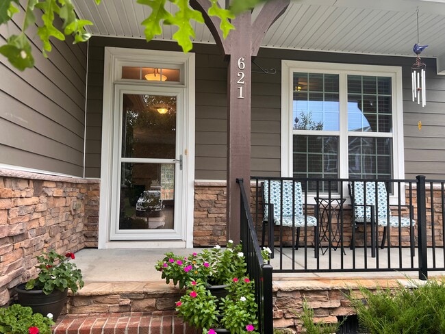 Foto del edificio - 621 Rose Laurel Ct
