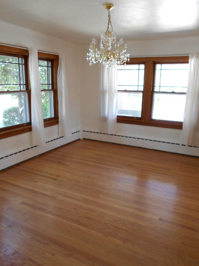 Comedor - 700 E Bates Ave