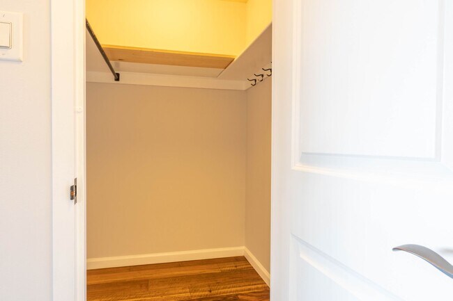 Foto del edificio - Renovated 1 BR 1 Ba in Hunting Creek Club