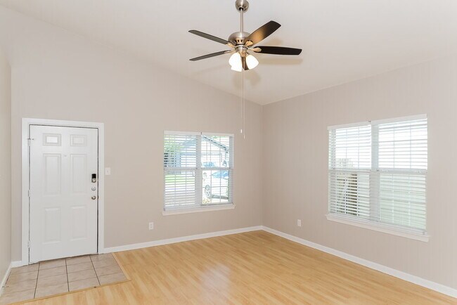 Foto del edificio - 21319 Sweet Grass Ln