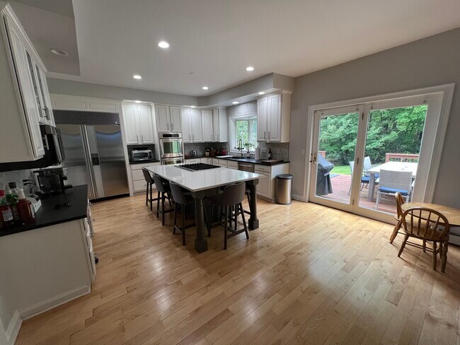 Kitchen - 114 Overlake Dr