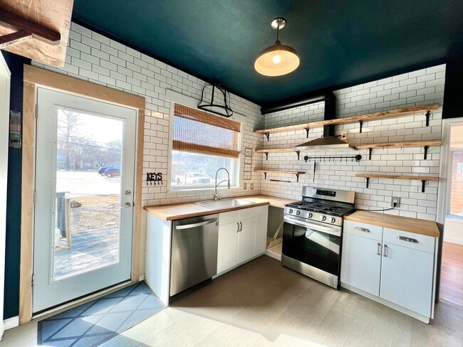 Building Photo - Huge Home Full of Character in the heart of MHK