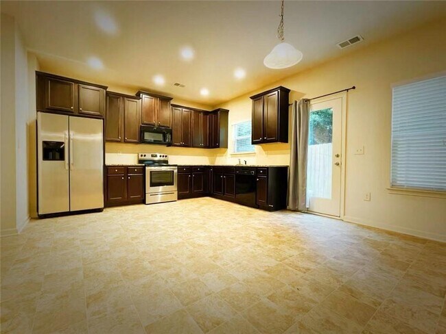 Building Photo - 527 Pine Ln