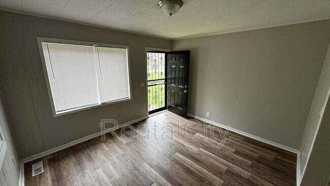 Building Photo - 115 Stuart Loop