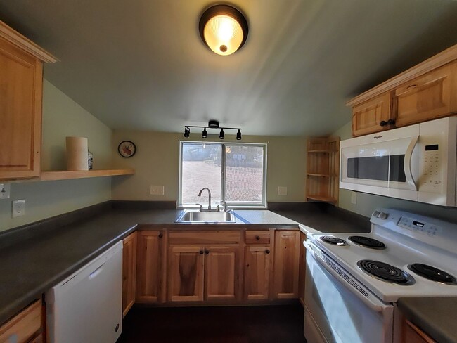 Building Photo - Adorable 2 bed / 1 bath with amazing yard