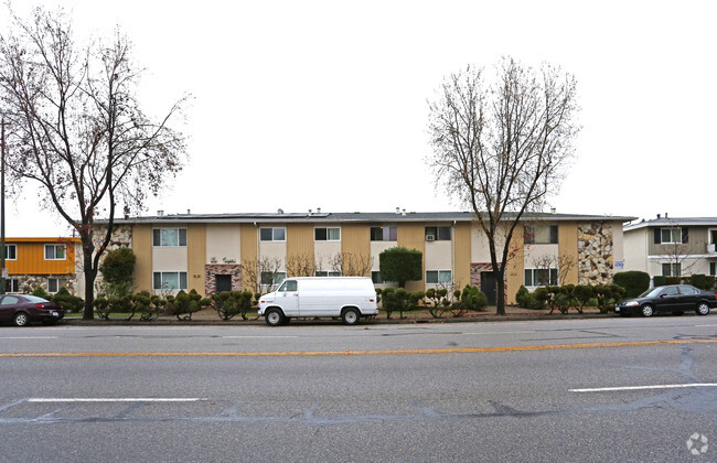 Building Photo - The Capri Apartments