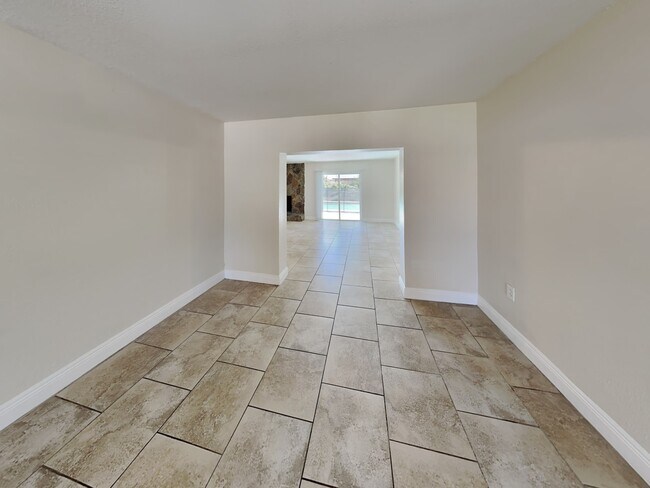 Building Photo - 4803 E Linebaugh Ave