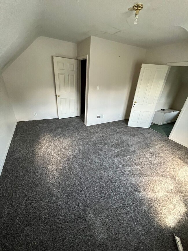 Building Photo - 2 bedroom duplex