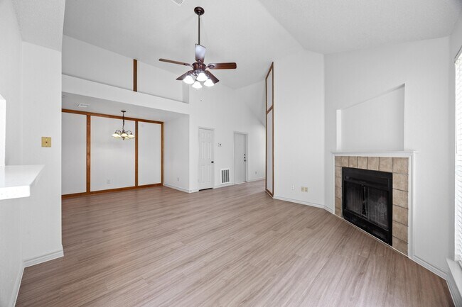 Foto del edificio - 14203 Anita Marie Ln