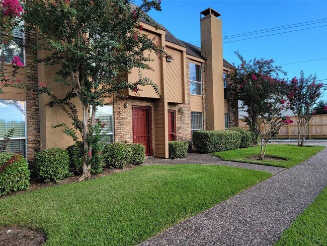 Building Photo - 3303 W Greenridge Dr