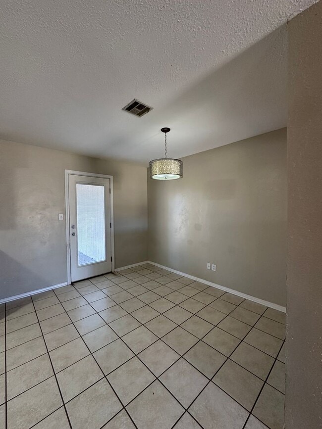 Building Photo - 1625.00 Move-In-Special