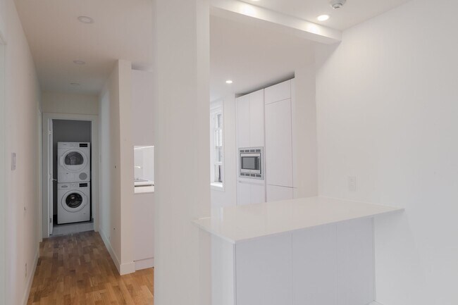 Building Photo - 590 Av. Outremont